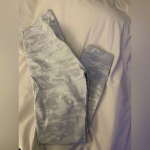 Lululemon White/ Gray Camouflage Leggings Size 8 25”